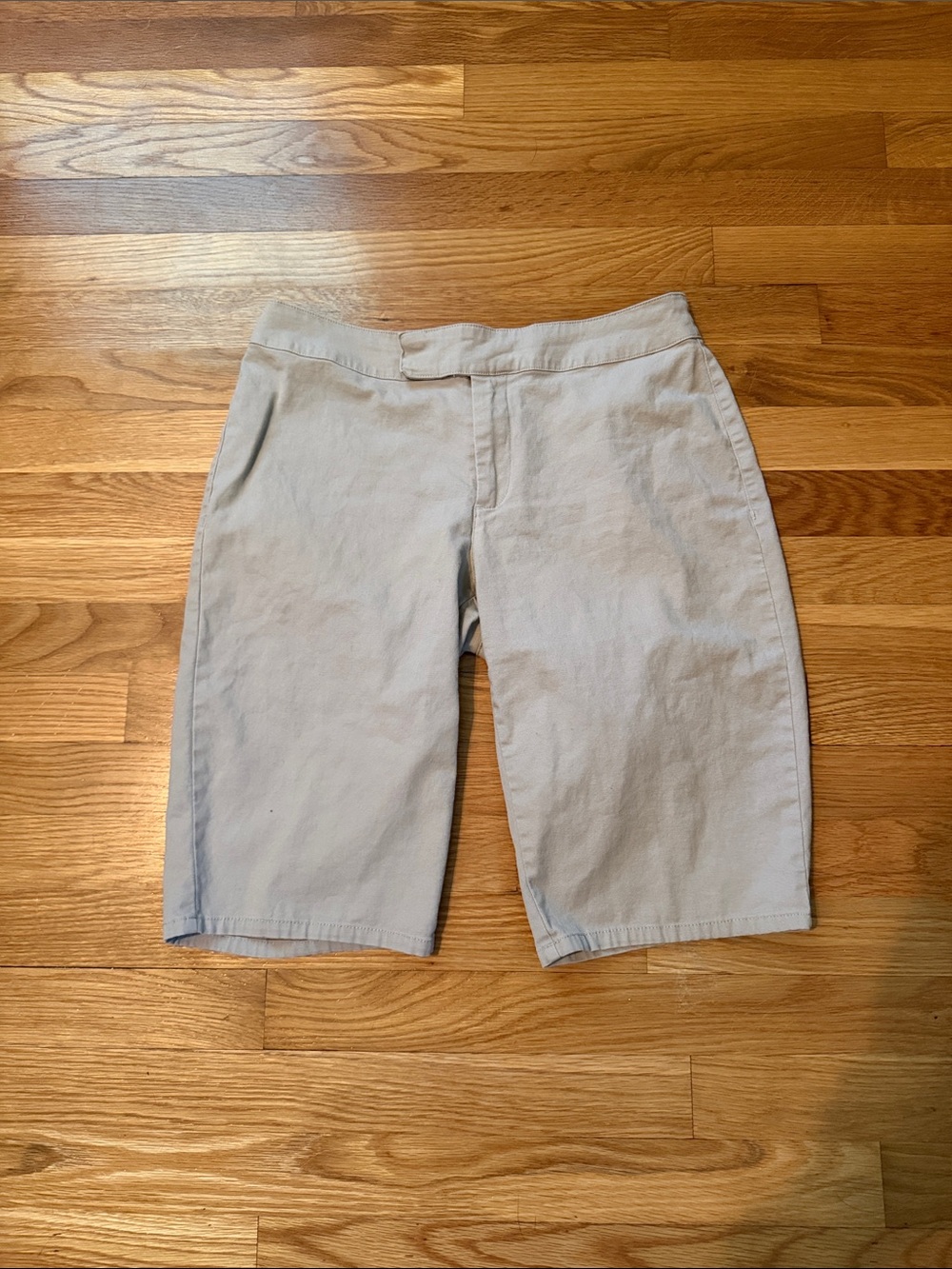 Chico's Beige Knee-Length Bermuda Shorts Chico size 0.5, small, 6